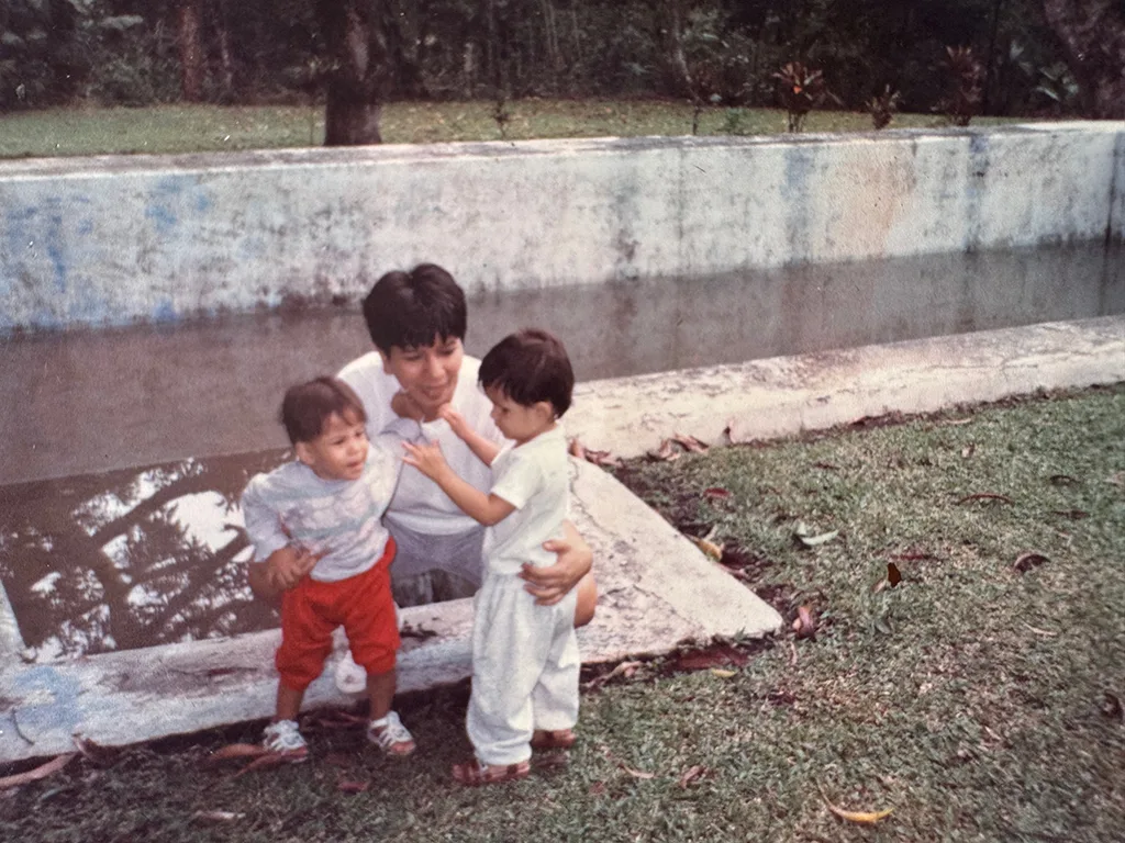 María Paula y Laura Andrea de pequeñas compartiendo con su mamá en un parque.