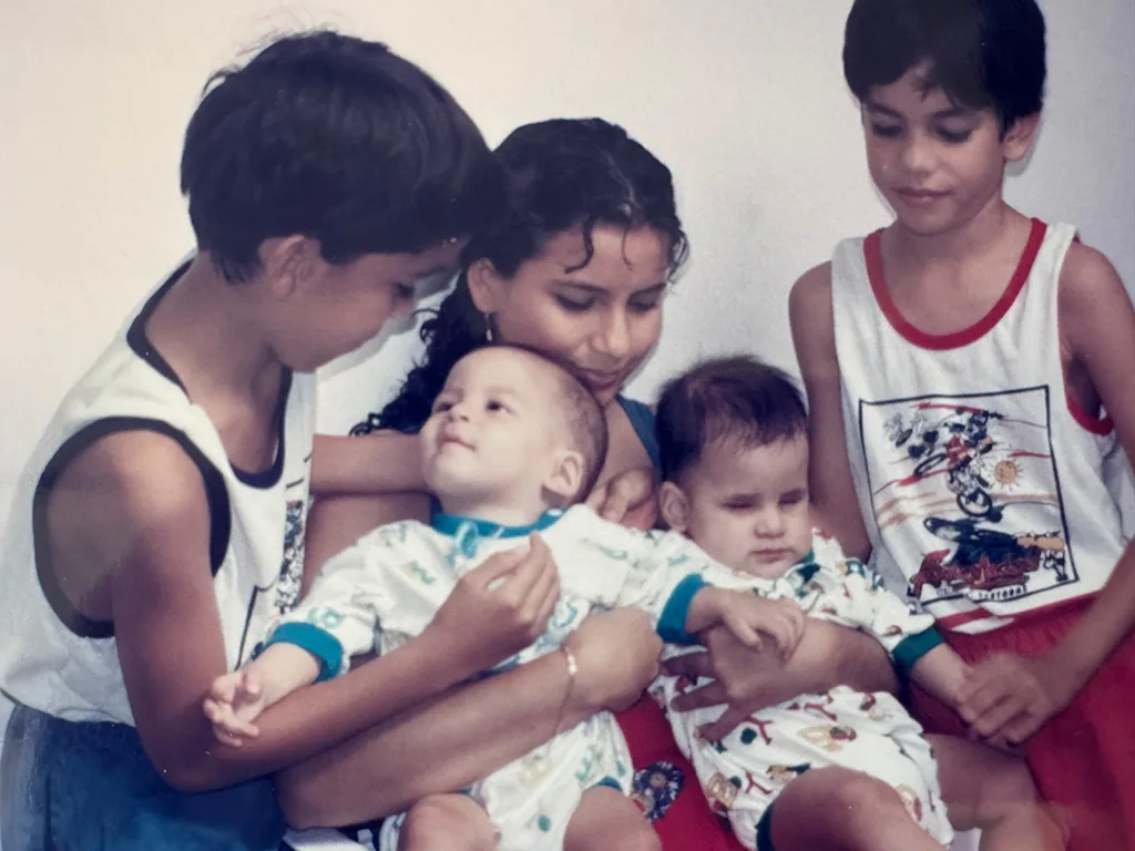 Familiares de las hermanas interactuando con ellas cuando eran pequeñas.