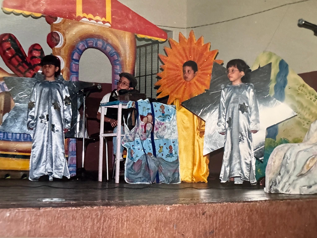Imagen de una presentación musical de las hermanas en el colegio. Ambas vestidas de estrellas.