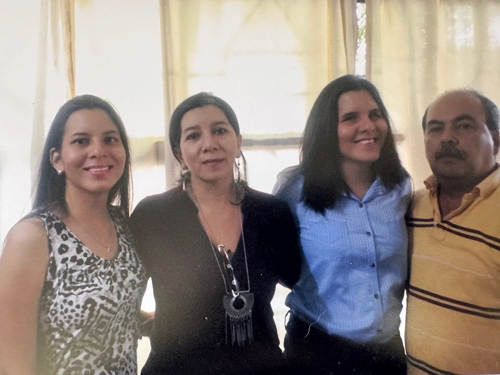 Foto familiar con Padres y las hermanas Betancourt Torres.