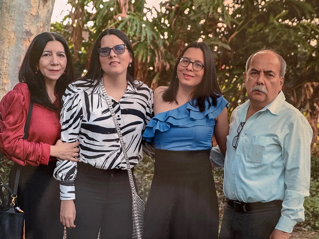 Foto familiar. Padres en los costados y Laura Andrea y María Paula están en el centro.