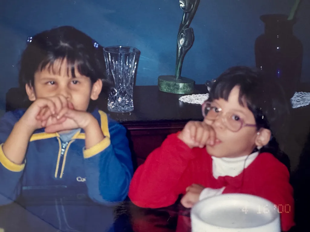 Foto de las hermanas en la sala de su casa. Ambas de aproximadamente 7 años