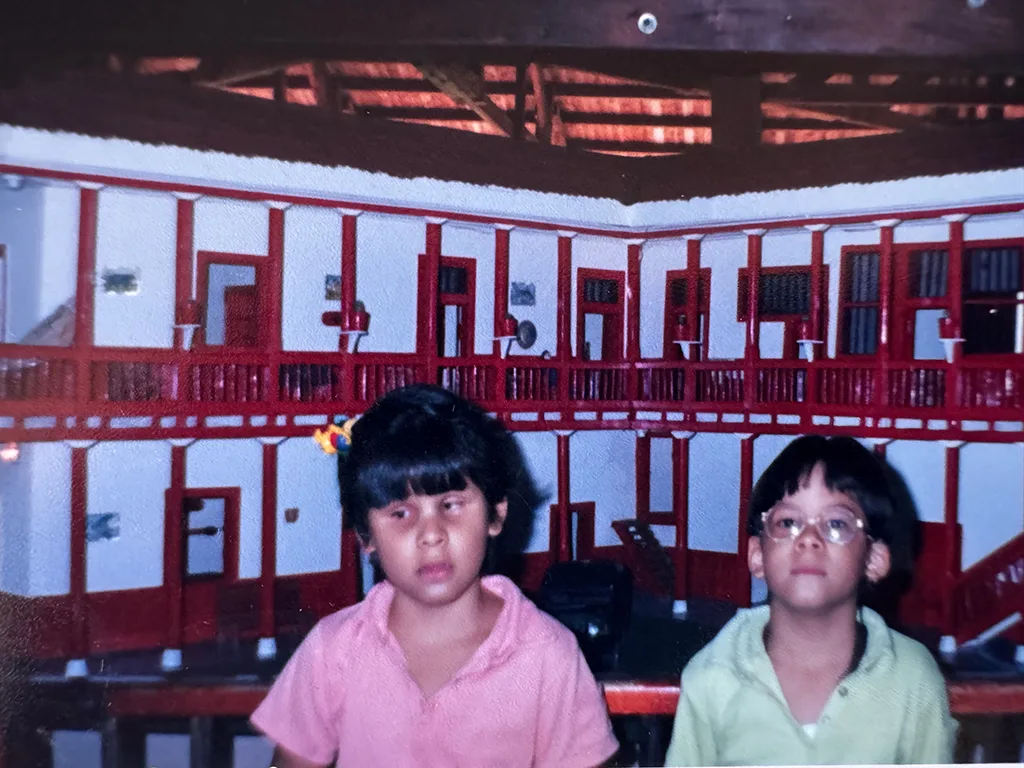 Las hermanas de paseo en una finca de color blanco y rojo.