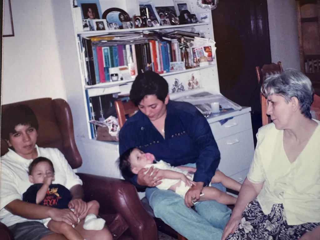 Familiares de las hermanas cargándolas cuando eran unas bebés.