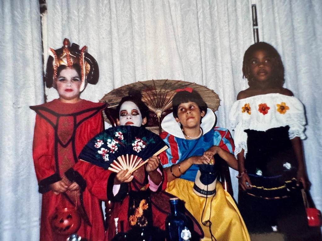 Foto de Halloween, las hermanas están disfrazadas de Blanca Nieves y geisha mientras que hay dos niñas más en la foto.