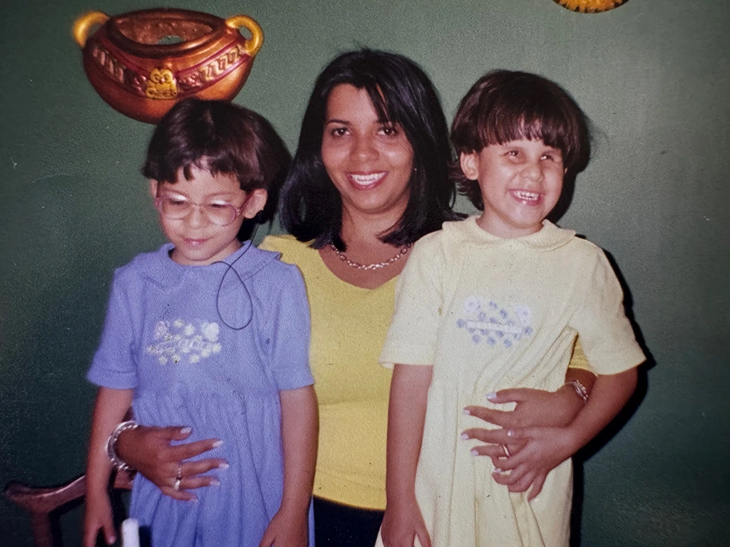 Hermanas posando felices en una foto con una familiar.