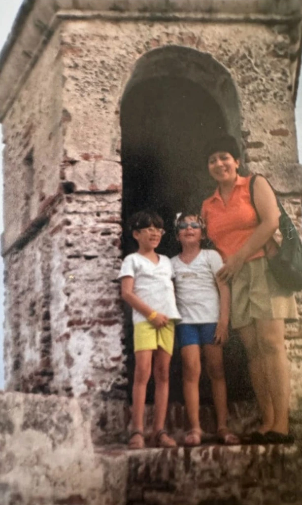 Año 2001 Viaje familiar a Cartagena. Tenían seis años de edad.