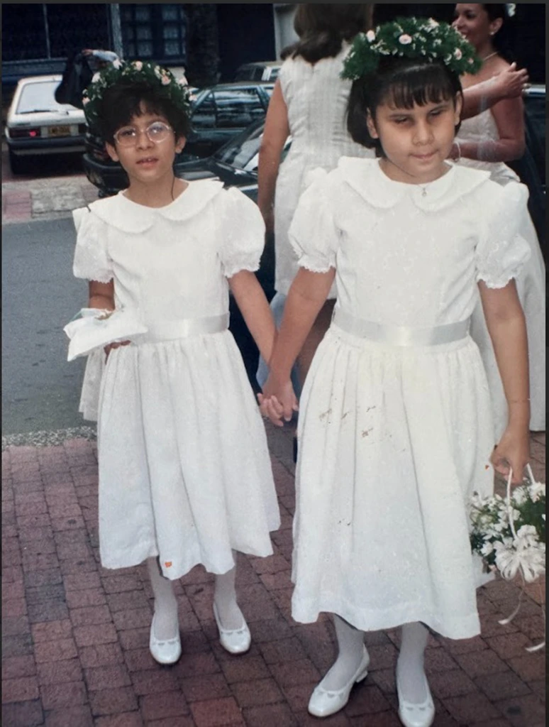 Mayo 2003 María Paula y Laura con 8 años de vida en el matrimonio de su tía Claudia.