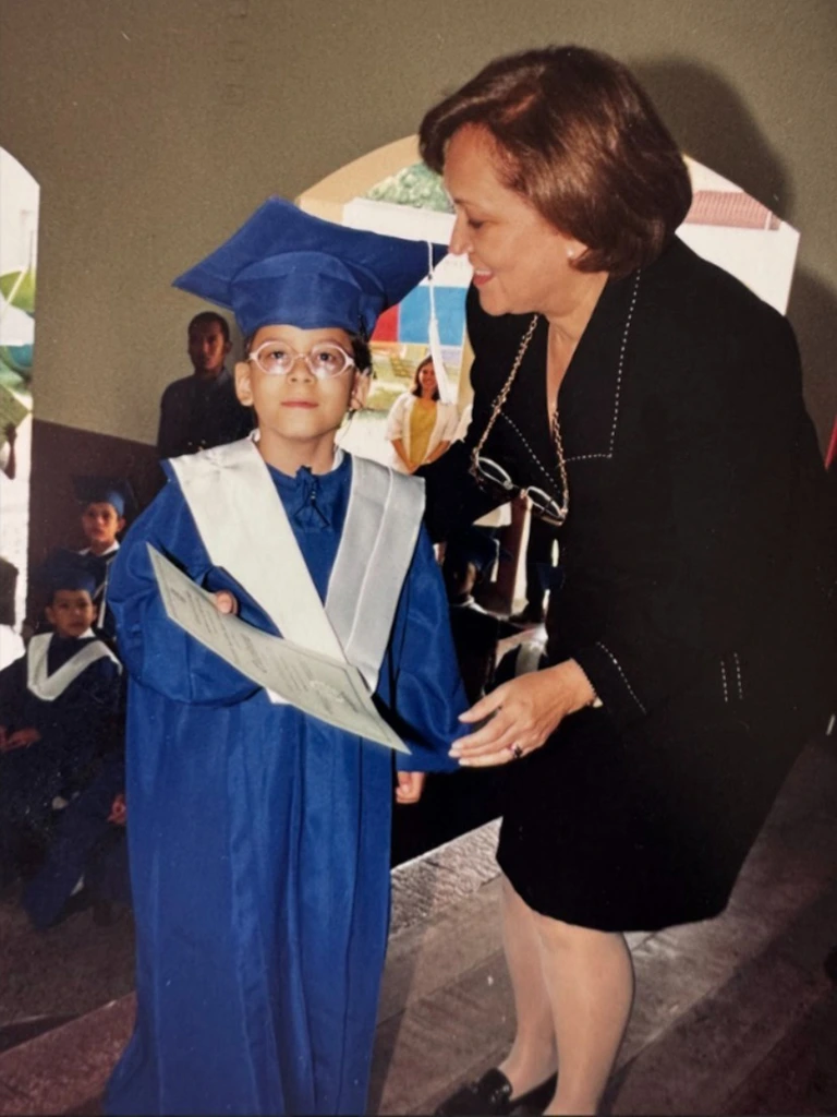 M2002 Grado de Laura en el Instituto para niños ciegos y sordos.