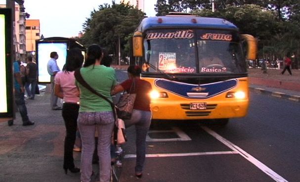 Adiós a los buses urbanos de colores