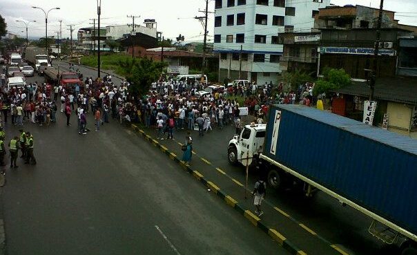Estudiantes de la Universidad del Pacífico bloquean principal vía de Buenaventura