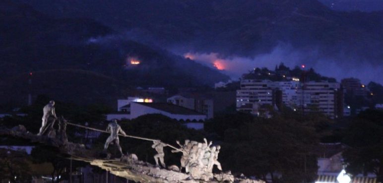 ¡Cali rodeada de fuego! Se complica incendio en Siloé