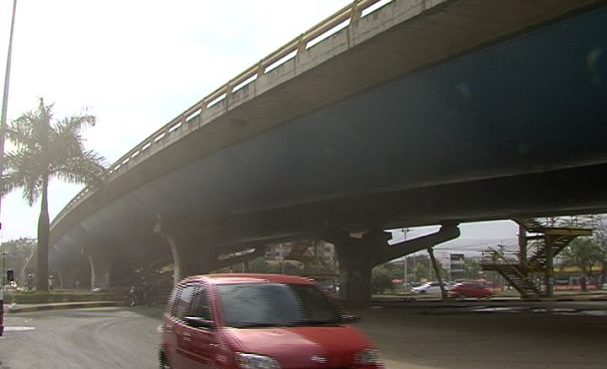 Incendio debajo de un puente al sur de Cali, casi asfixia a cinco indigentes