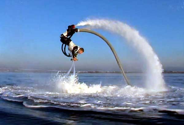 Con el dispositivo Flyboard, puede ser delfín y pájaro a la vez