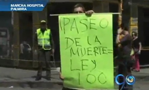 Empleados de un hospital de Palmira, protestan por falta de pagos