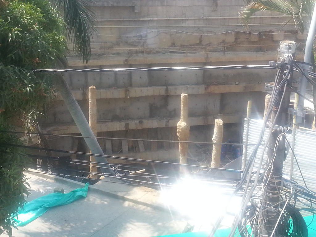 Derrumbe de edificación mantiene vías cerradas