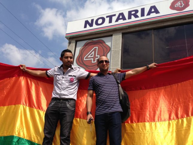 Homosexuales protestan frente a Notarías