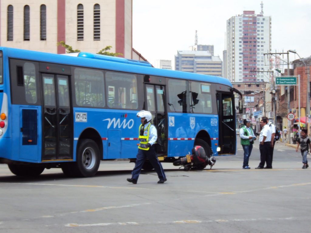 Bus del MIO atropella a mujer de la tercera edad