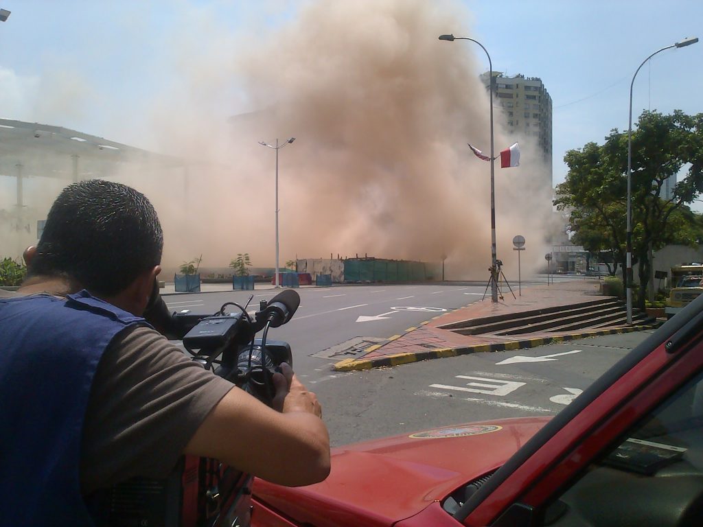 Nube de polvo dejó implosión del edificio Bolívar