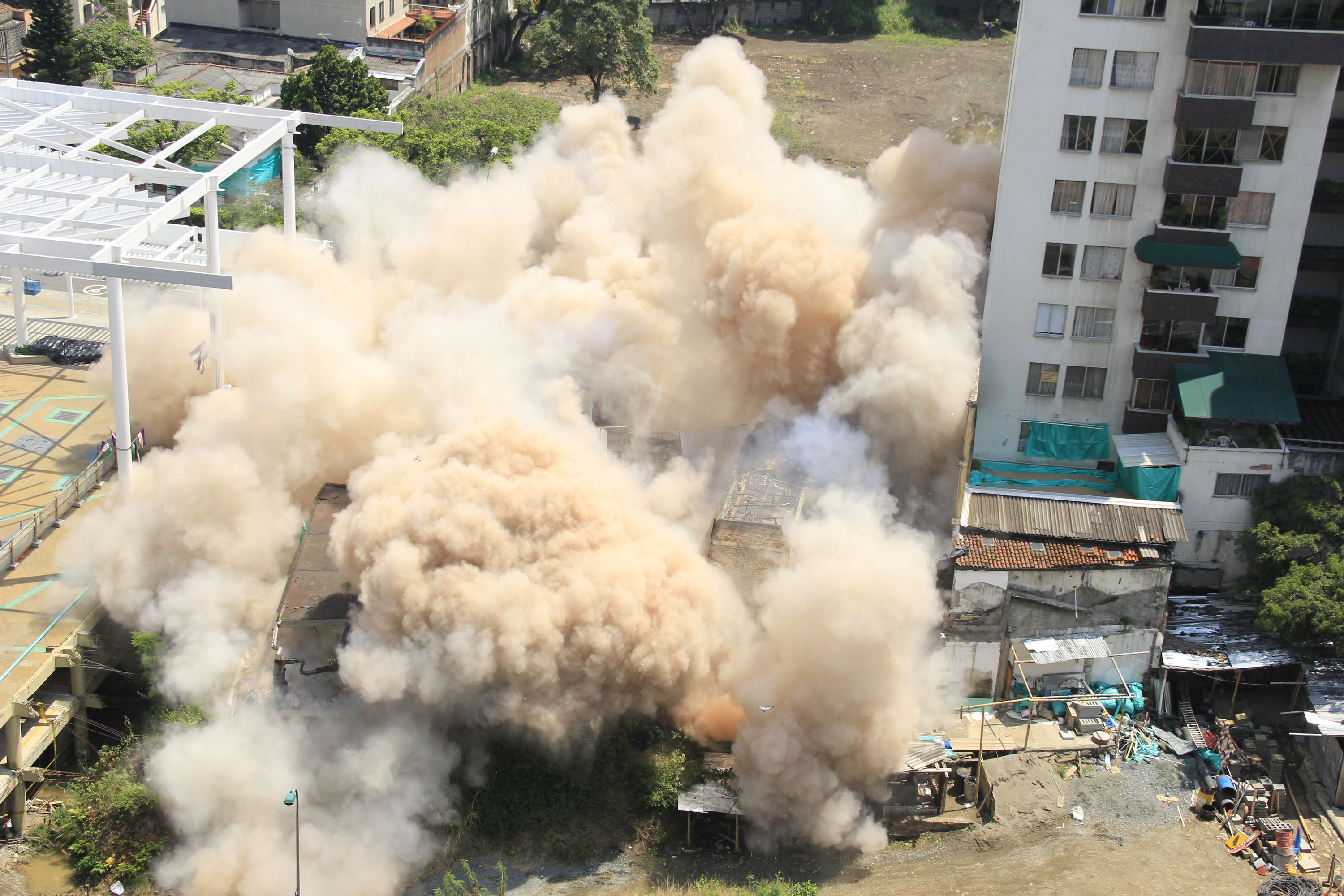 Así fue la implosión del edifico Bolívar en imágenes