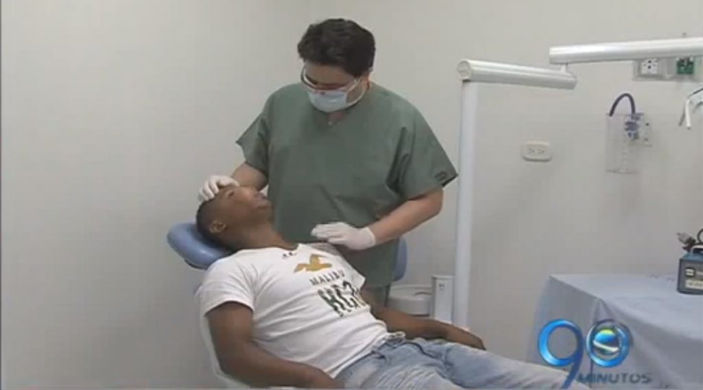 Cirujanos del HUV extrajeron un tumor en el rostro de un joven