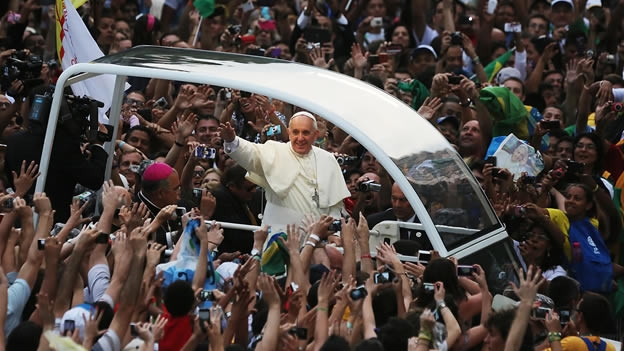 Multitudinaria despedida al Papa Francisco a su salida de Brasil