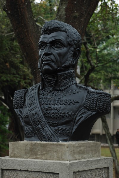 Busto de Petión engalana el bulevar de la Av. Colombia