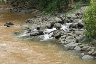 Controlada emergencia por derrame de crudo en el río Dagua