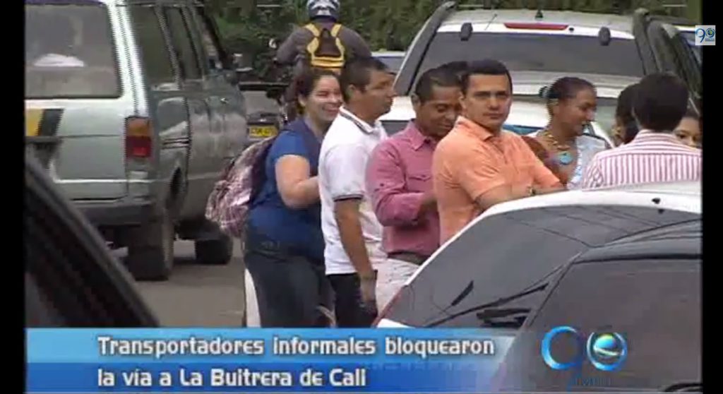 Transportadores informales alzan bloqueo en La Buitrera