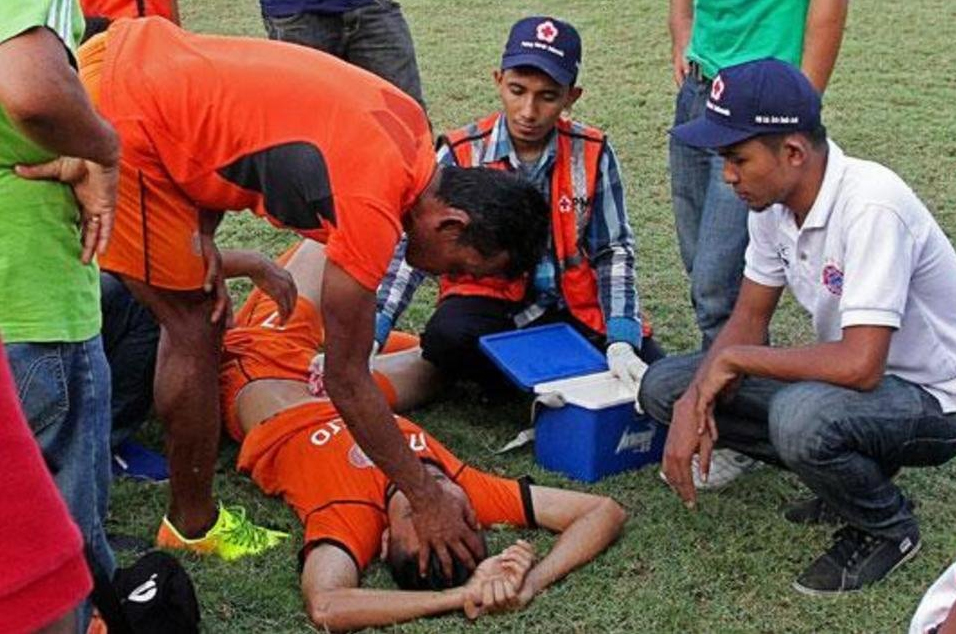 Un futbolista muere por un golpe del arquero rival en Indonesia
