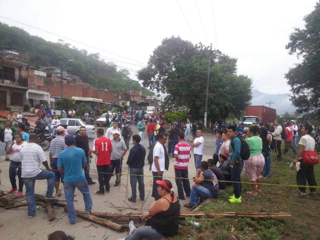 Habitantes del barrio Juan Pablo II bloquean vía Cali - Yumbo