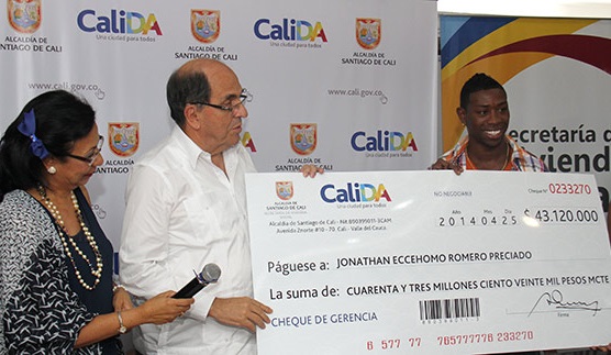 Jhonatan 'El Momo' Romero recibió subsidio de vivienda de manos del Alcalde