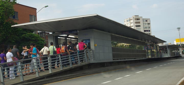 Falta de personal en taquillas causa congestión en el MÍO
