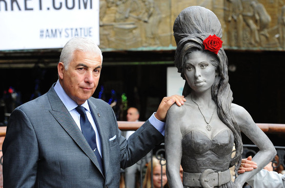 Con estatua de bronce celebran natalicio de Amy Winehouse