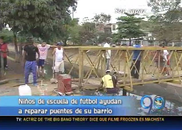 Niños de una escuela de fútbol ayudan a reparar puentes del barrio