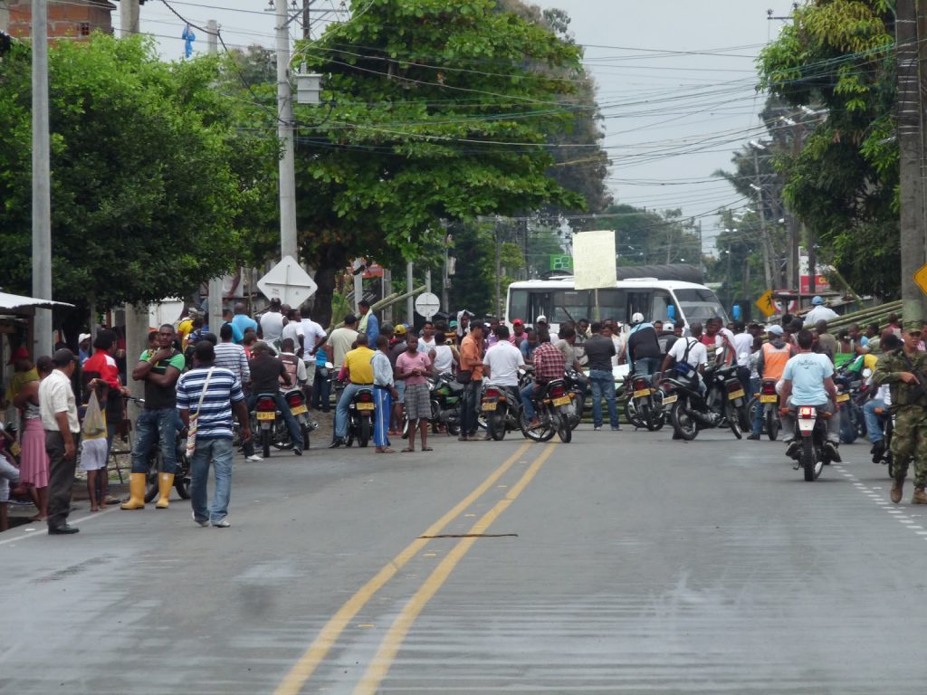 Bloqueo en vía a Tumaco genera pérdidas a transportadores