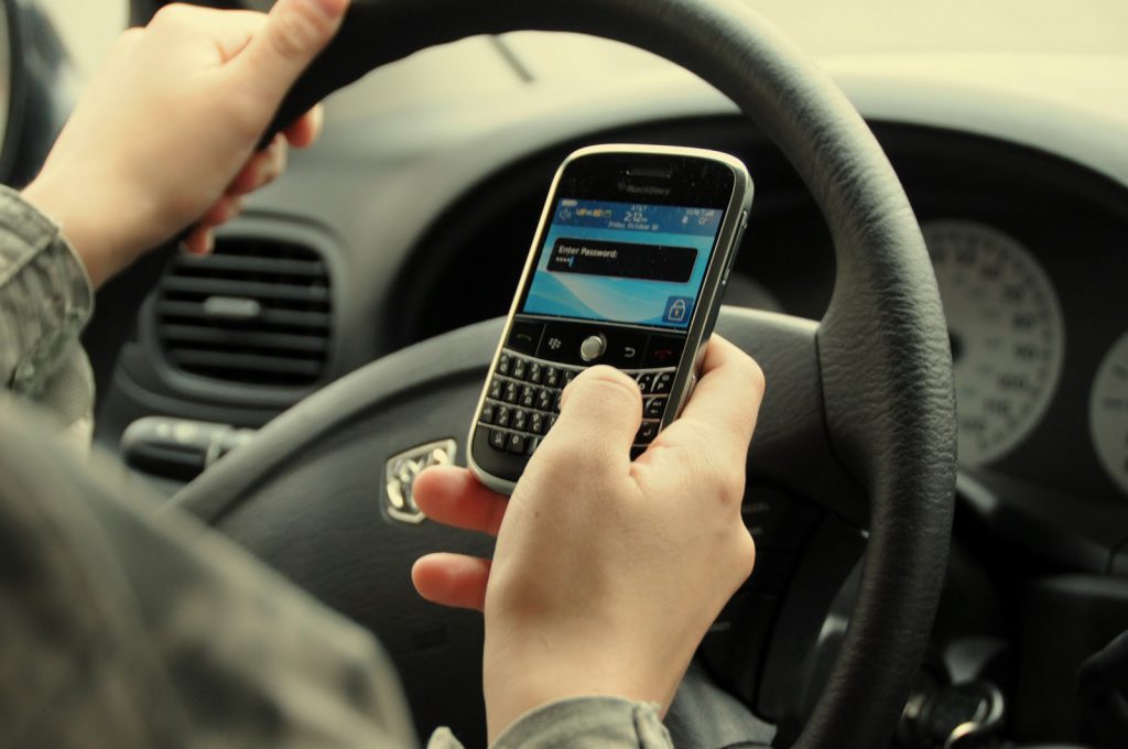 Anuncian multas a quienes usen el celular mientras conducen
