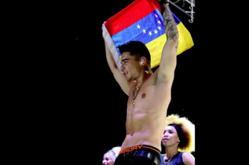 Investigarán a Maluma por alzar la bandera de Venezuela al revés