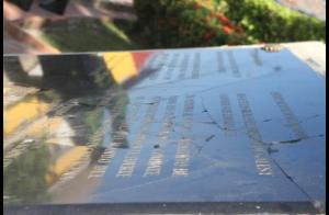 Hombre destruyó con martillo polémica placa de Cartagena