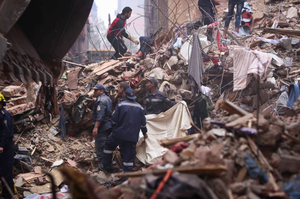 Desplome de edificio en El Cairo deja diecisiete muertos