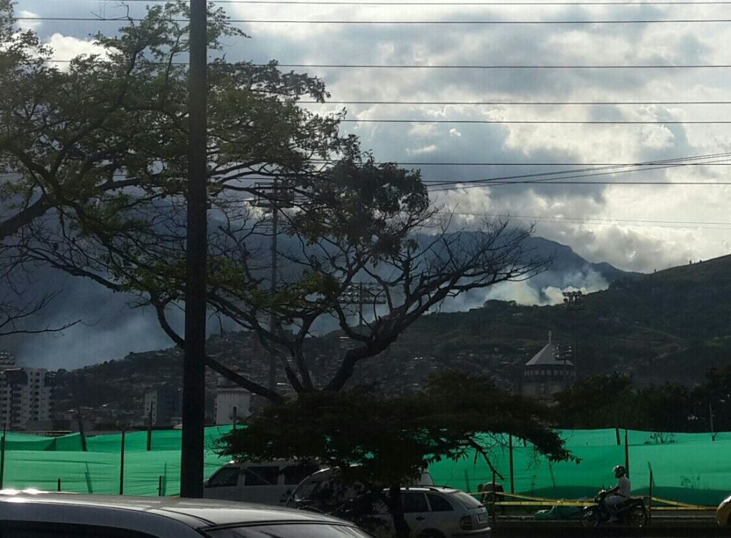 Bomberos atienden incendio forestal en la vía a Cristo Rey