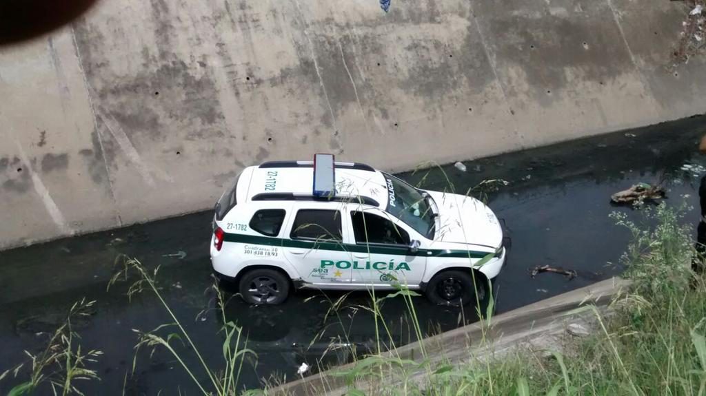 Un vehículo de la Policía cayó a un caño en la Calle 26 en el norte de Cali