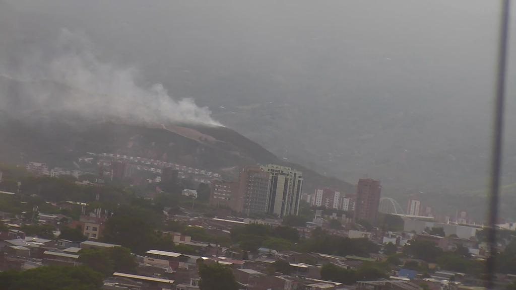 Bomberos de Cali controlaron incendio en cerro de La Bandera