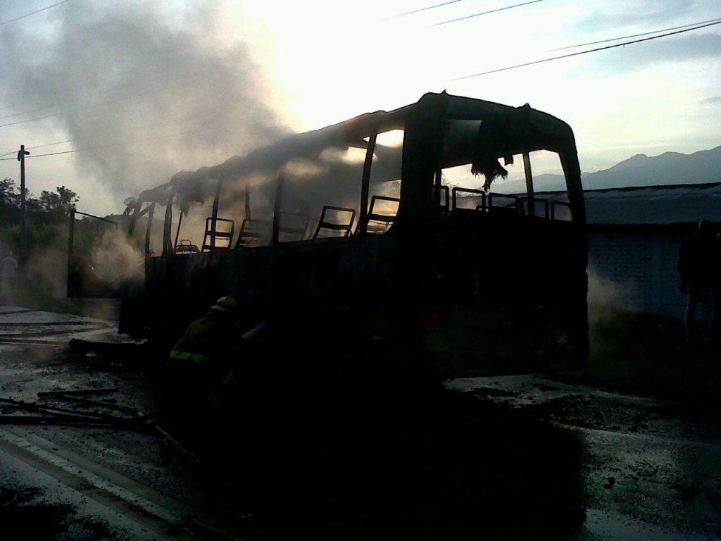 Un bus intermunicipal fue quemado en la vía a Quinamayó
