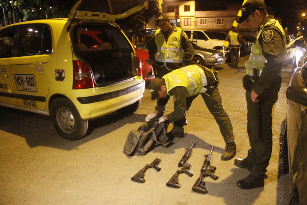 Incautan tres fusiles M4 que eran transportados en un vehículo
