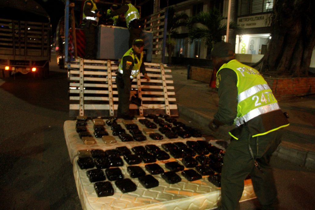 Policía incauta 178 kilos de marihuana en dos camiones de trasteo