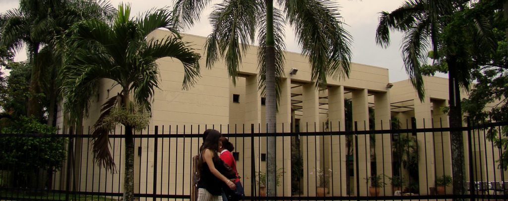 Estudiante universitario murió atropellado por un carro