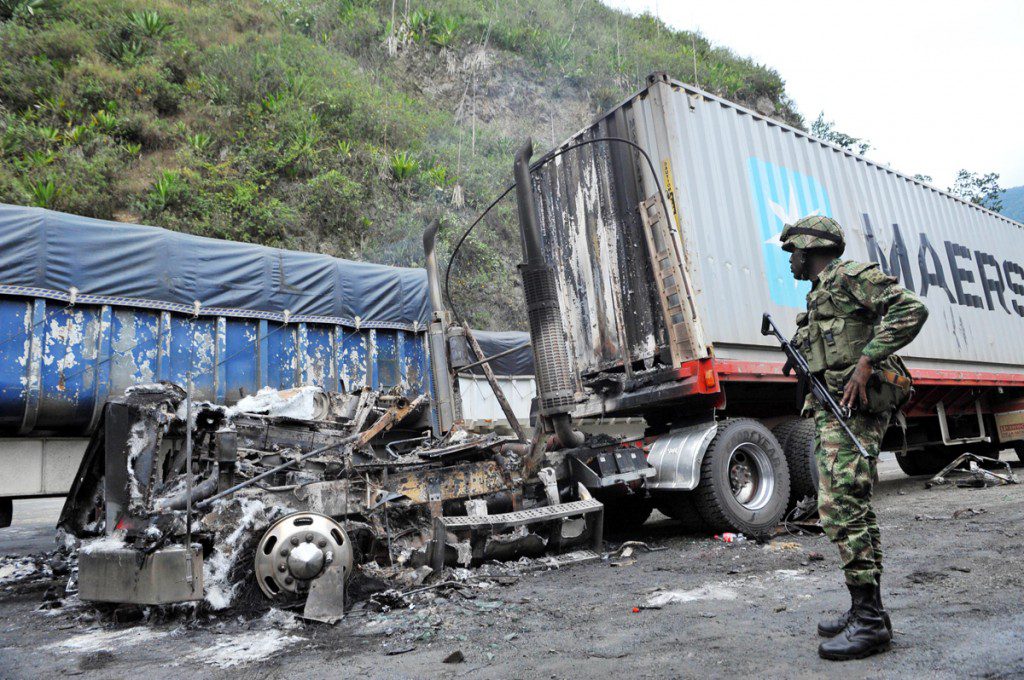 Tractocamión quemado tras incidente en la vía Buga, Buenaventura