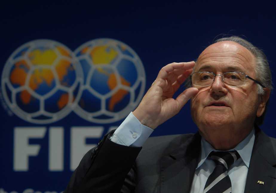 Joseph Blatter renunció a la presidencia de la Fifa para limpiar su nombre