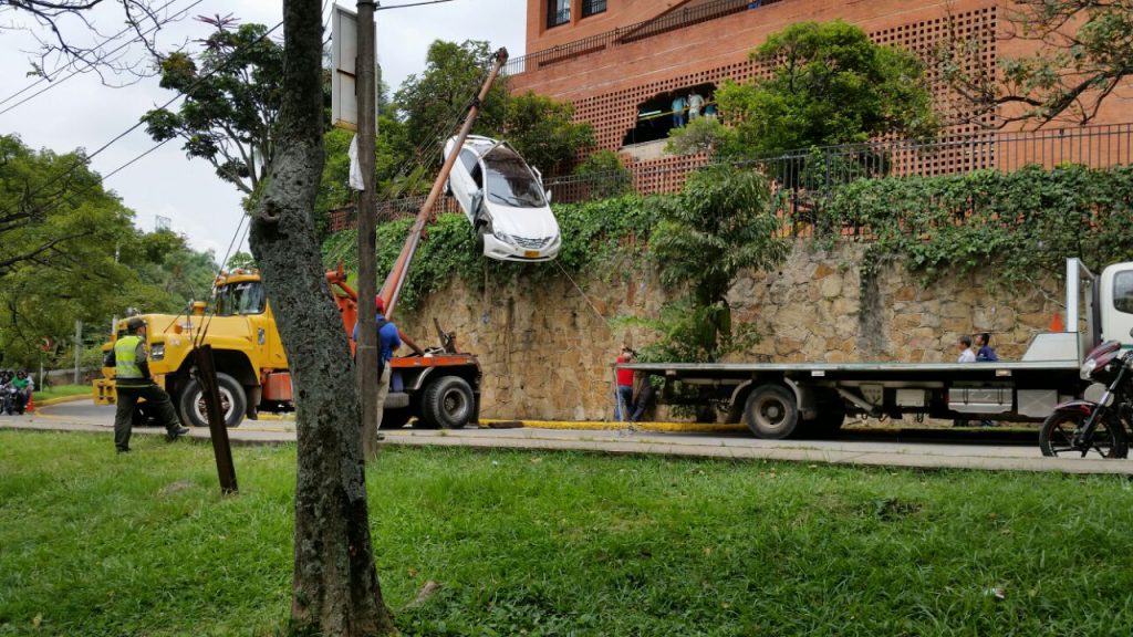 Un carro cayó desde parqueadero en el barrio Bellavista